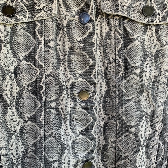 BLANK NYC Denim Trucker Jacket In Snake Print Size XS. - Picture 11 of 15